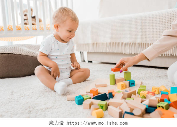 可爱的幼儿玩五颜六色的立方体